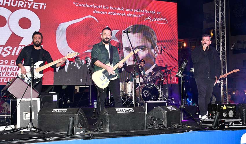 Cumhuriyet Bayramı kutlamaları Gece Yolcuları ile zirve yaptı