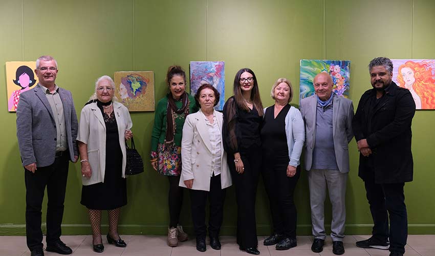 Resim ve Fotoğraf Kardeşliğinde Kadın