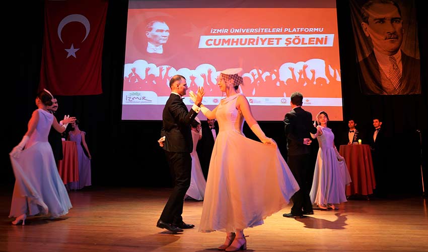 Gençlerden ‘Cumhuriyet’e özel muhteşem performans