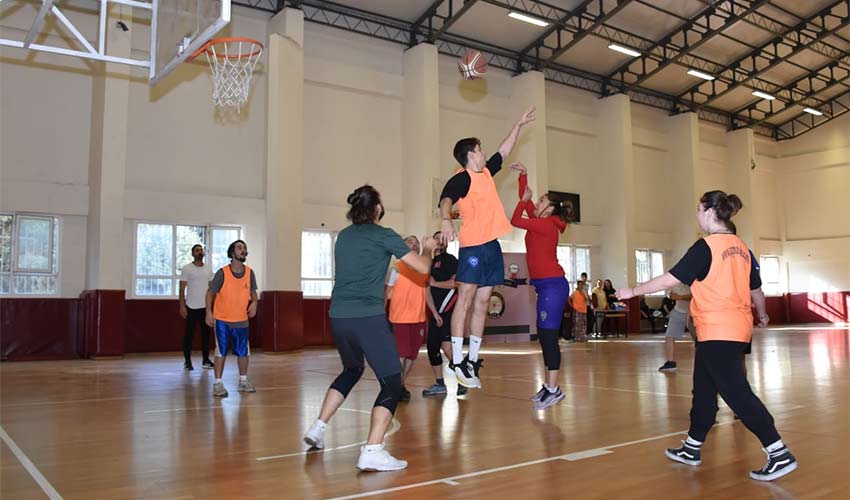 Çocuk şube ile öğrenciler basket maçı yaptı