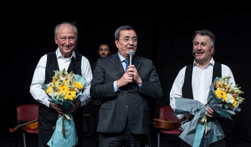 Sezona 'Ortadaki Oyun'la başladı