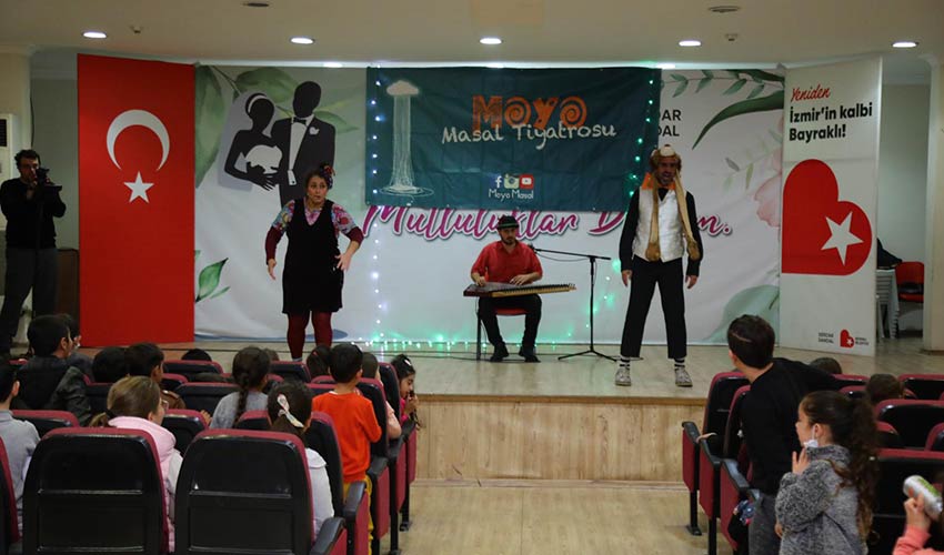 Bayraklılı çocuklar tiyatroyu sevdi