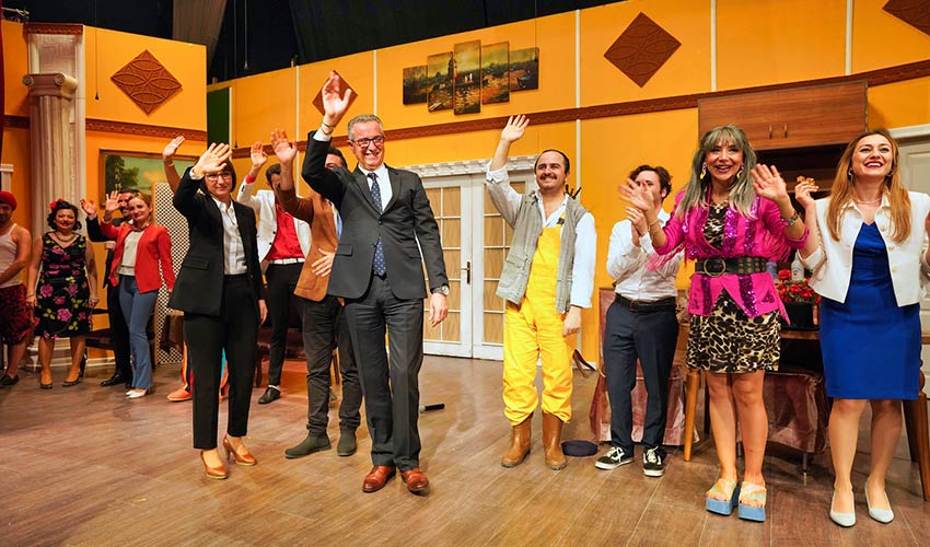 Sahne Tozu, “Sosyal Market”e destek için sahnede