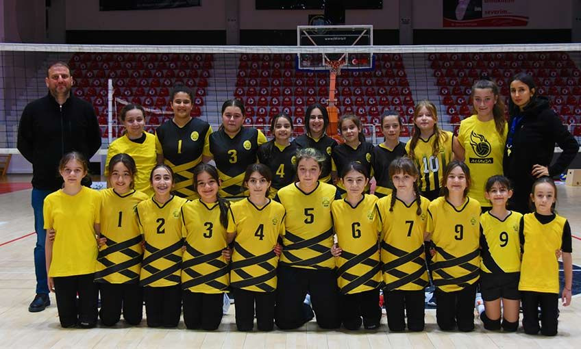 Mini Voleybolcuları Başarılarına Yenisi Ekledi