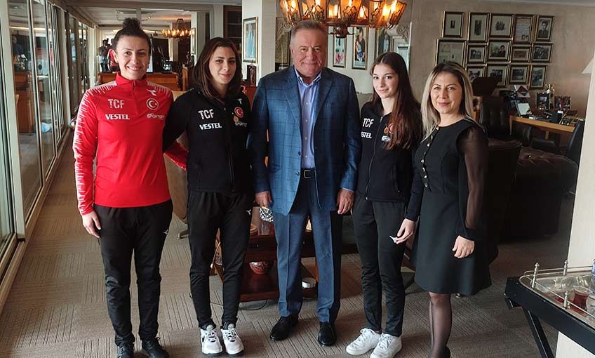 Şampiyonlara Enver Yücel’den destek