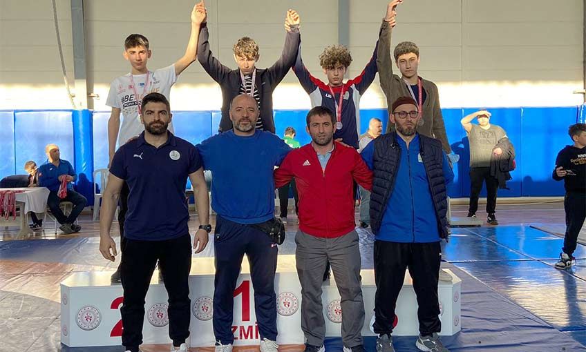 Bayraklılı güreşçiler 35 madalya ile İzmir şampiyonu oldu