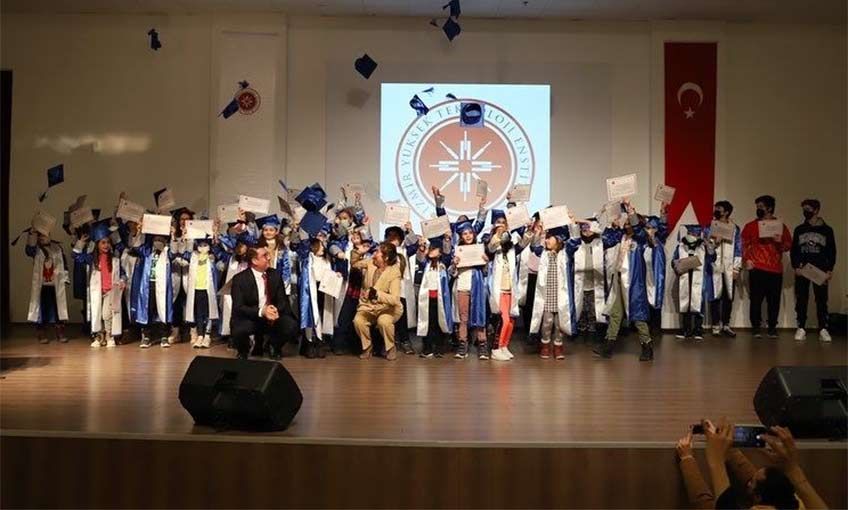 İYTE Çocuk Üniversitesi Mezunlarını Verdi