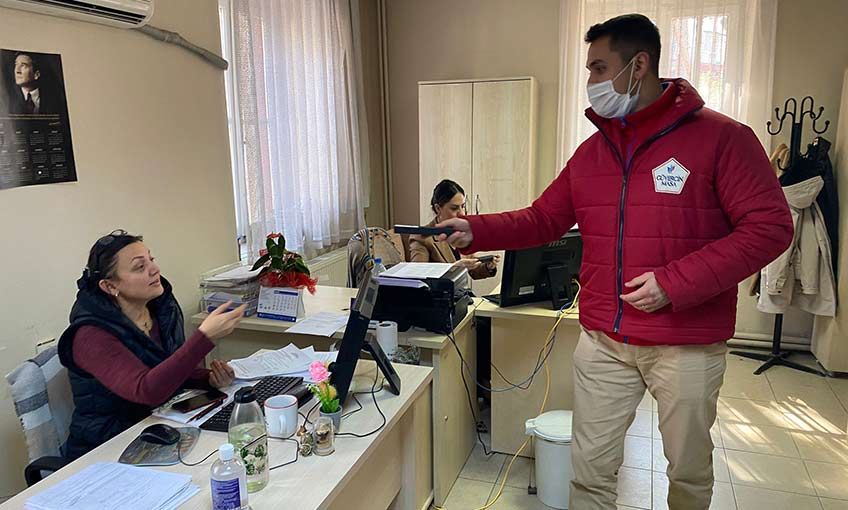 Kuşadası Belediyesi 14 Mart’ta sağlık çalışanlarını unutmadı