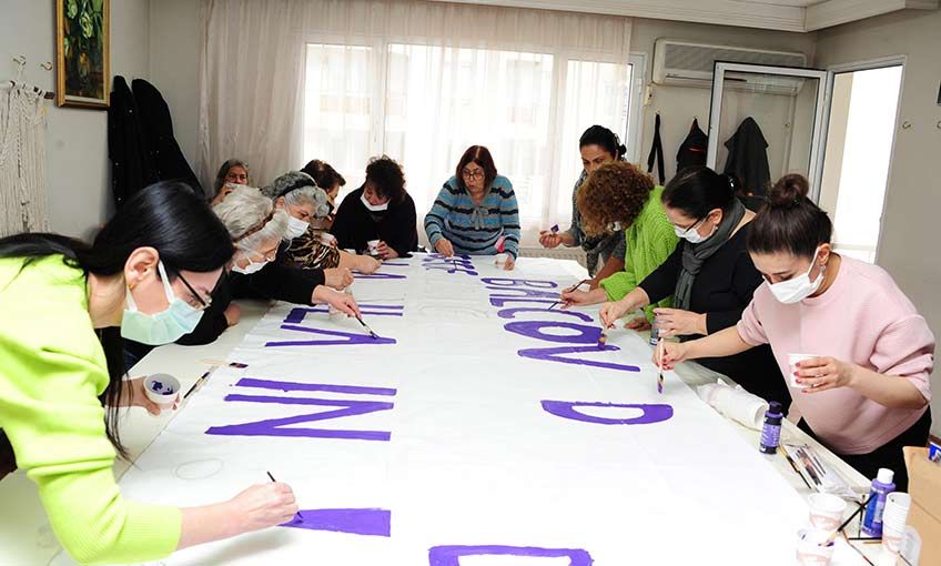 Balçovalı Kadınlar Pankartlarını Hazırlıyor