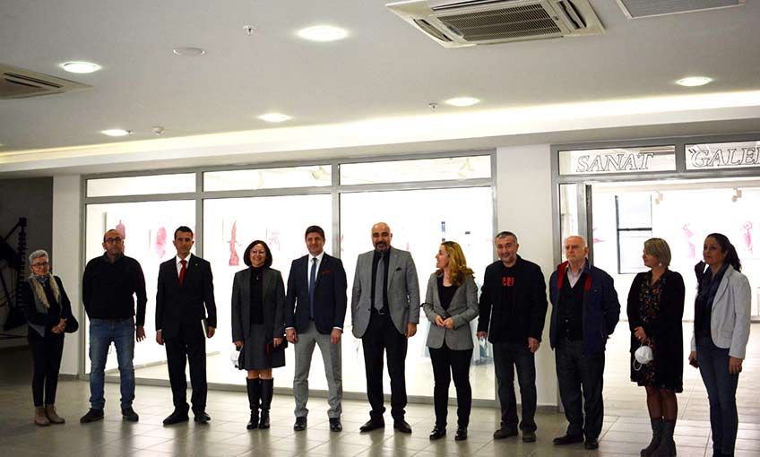 Hibiskus bitkisinden sanata