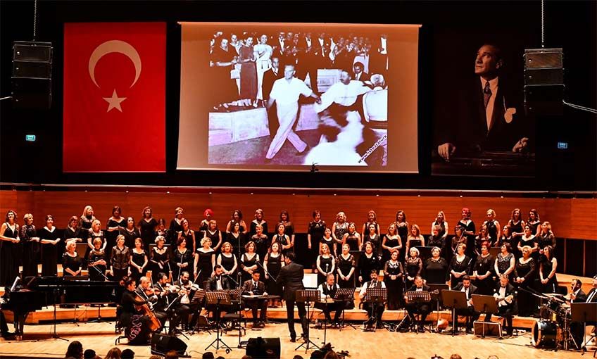 Cumhuriyetin kadınları İzmir'de söyledi, dünya dinledi