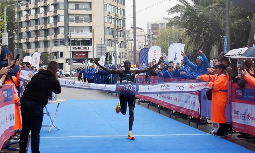 Maraton İzmir’de yeniden rekor