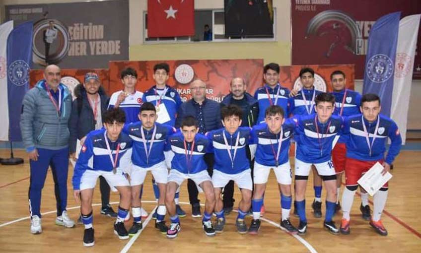 Başarısı çok, sahası yok...