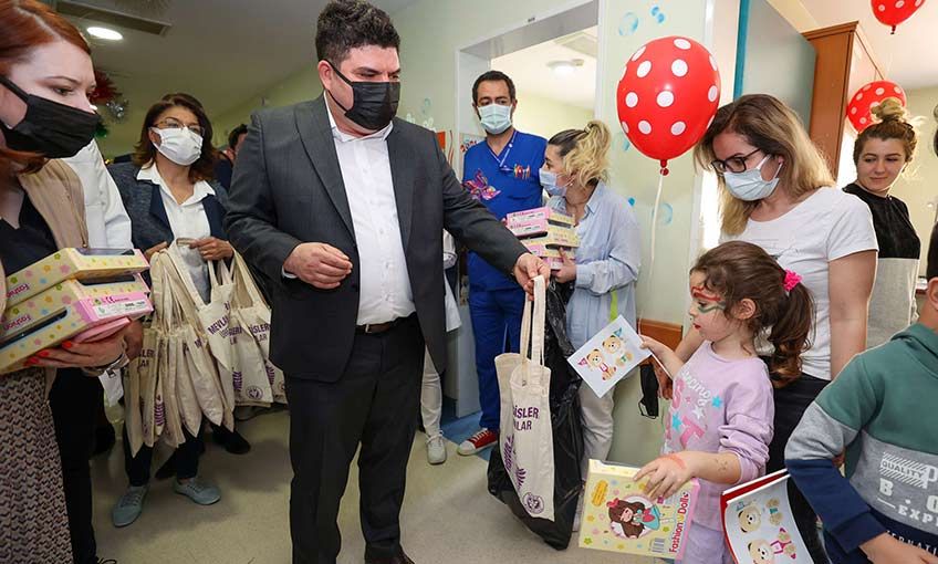 Hastanedeki çocuklara 23 Nisan sürprizi