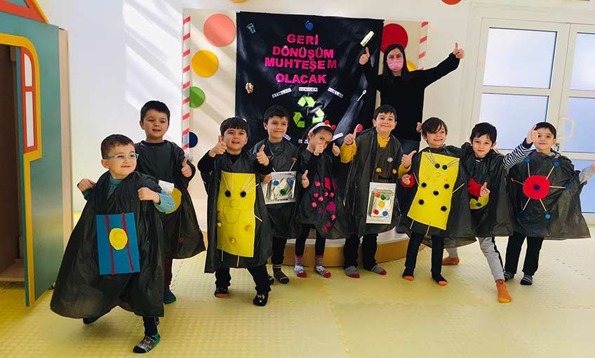 Esbaş Çocuk Yuvasında geri dönüşümden kostüm defilesi