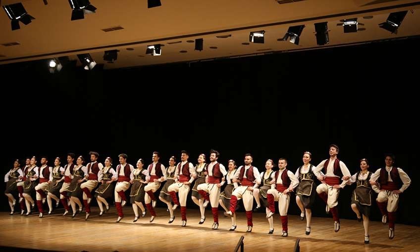 EÜ Dans Topluluklarından renkli görüntüler