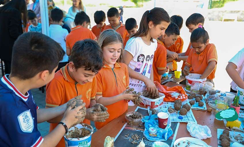 Bucalı çocuklar tohum topu yaptı