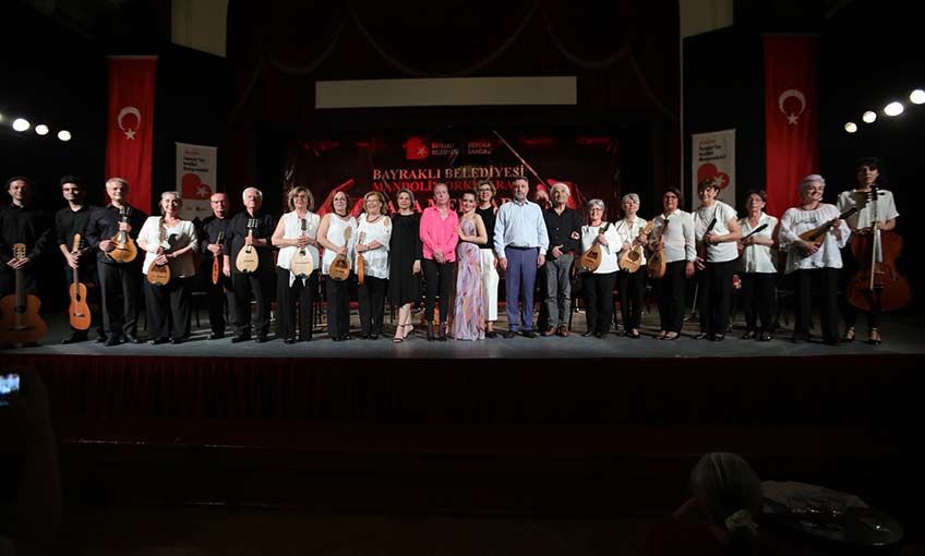 Bayraklı Mandolin Orkestrası ‘yaza merhaba’ dedi