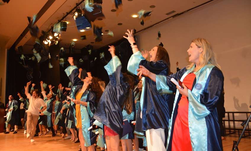 Şenlik tadında mezuniye