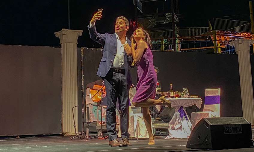 İki Bekar Kuşadası’nda