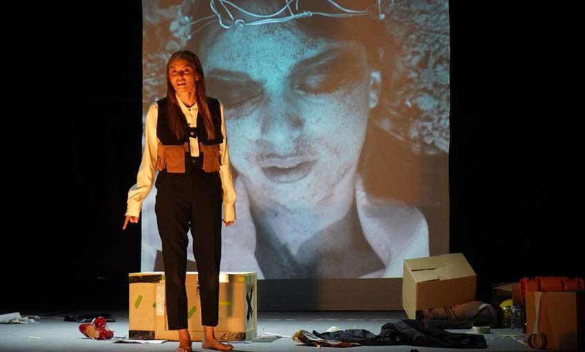 Deniz Seviyesinde Tiyatro dolu dizgin