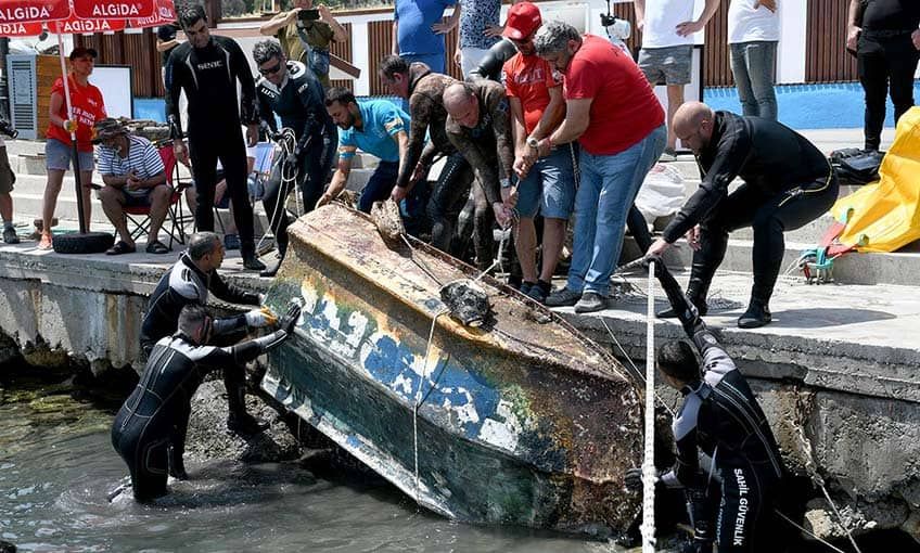 Dalgıçlar denizden 5 metrelik batık tekne çıkardı