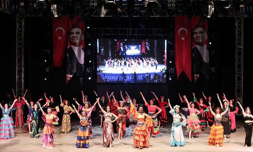 Sahnede 300 dansçı