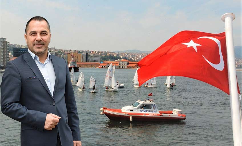 Ay yıldızlı bayrağımızı daha yukarı çekmeliyiz