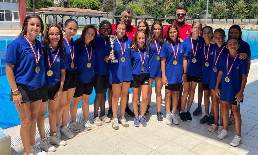 İzmir, havuzda şampiyon