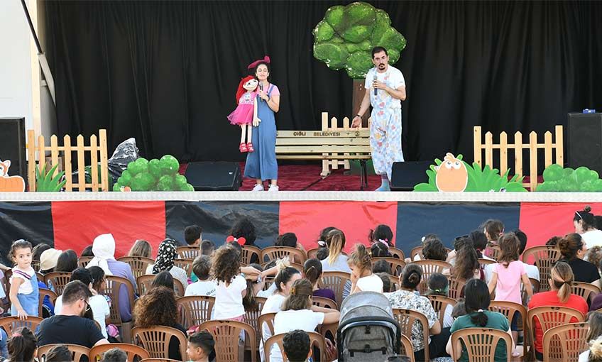 Tiyatro Tırı mahalle turunda