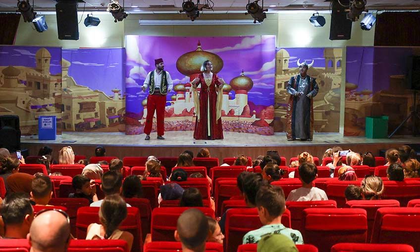 Bucalı çocuklar yaz tiyatrosunu sevdi