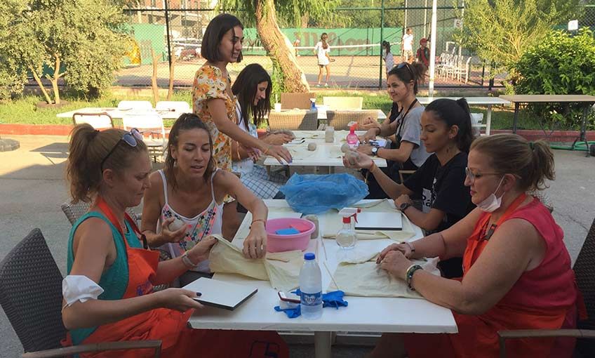 Çocuklar tenise, veliler Seramik’e…