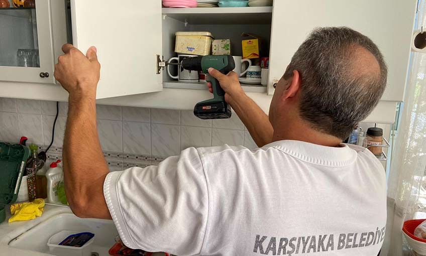 Karşıyaka Belediyesi bin yaşlıya evde tamir hizmeti verdi