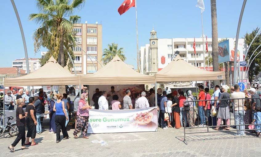 Torbalı Belediyesi’nden vatandaşa aşure ikramı