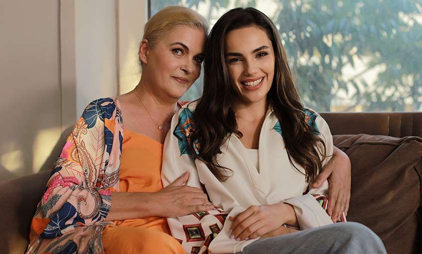 Anne – kızı oynuyorlar