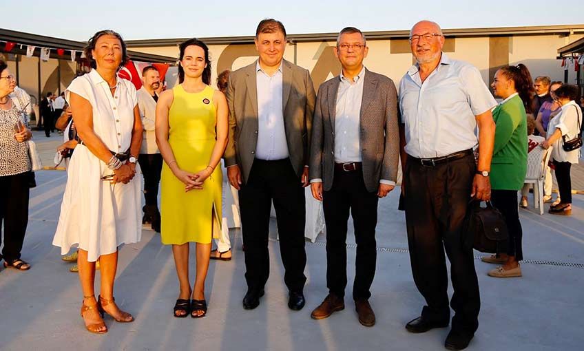 Çatı Bostanlı Ateş Çemberinde İzmir Sergisi ile kapılarını açtı