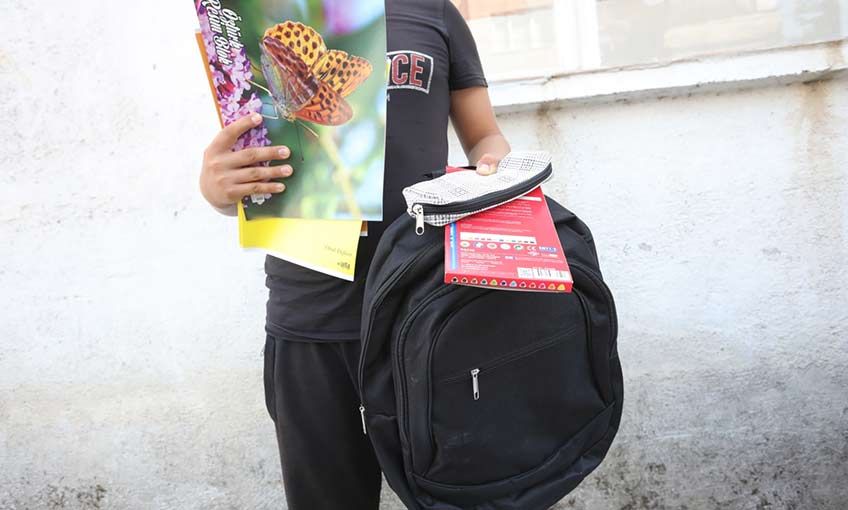 Bayraklı Belediyesinden öğrencilere kırtasiye desteği