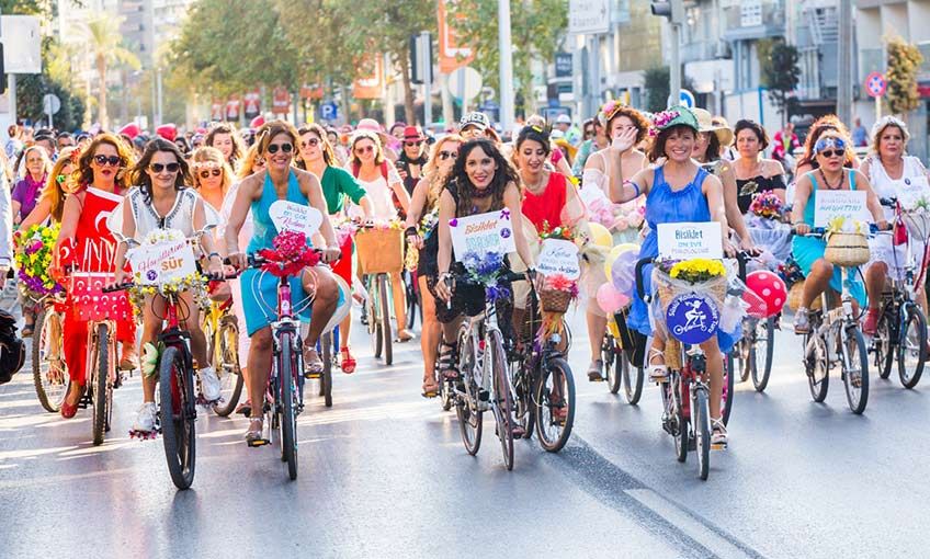 Süslü Kadınlar Karşıyaka’da pedallayacak