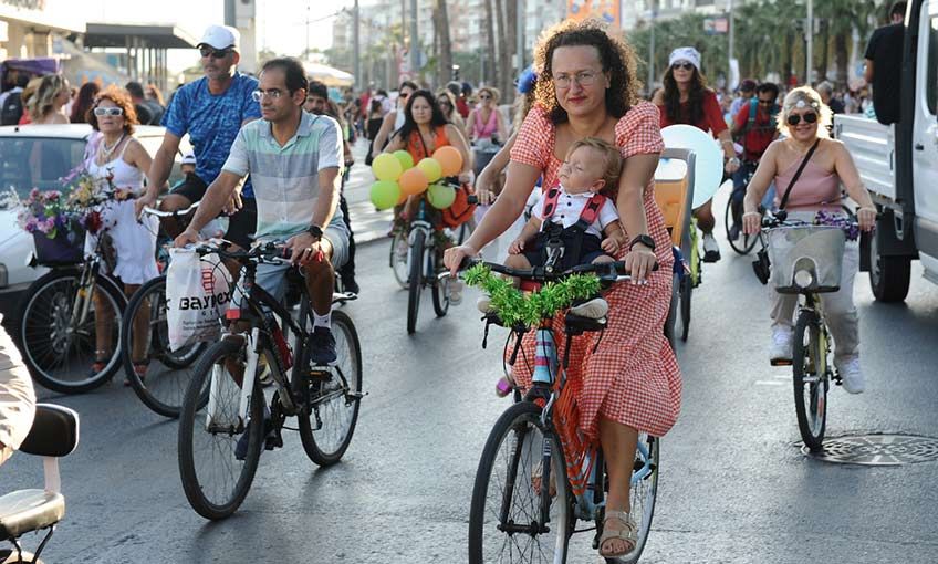 Süslü Kadınlar Karşıyaka’da pedalladı
