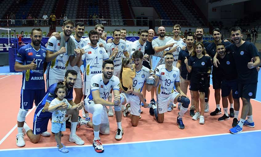 8. TSYD İzmir Voleybol Turnuvası’nda kazanan Arkas Spor