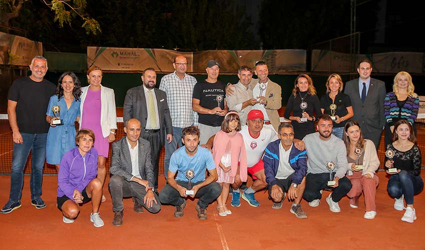 İzmir’li Raketler Küçük Kulüp Kortlarında