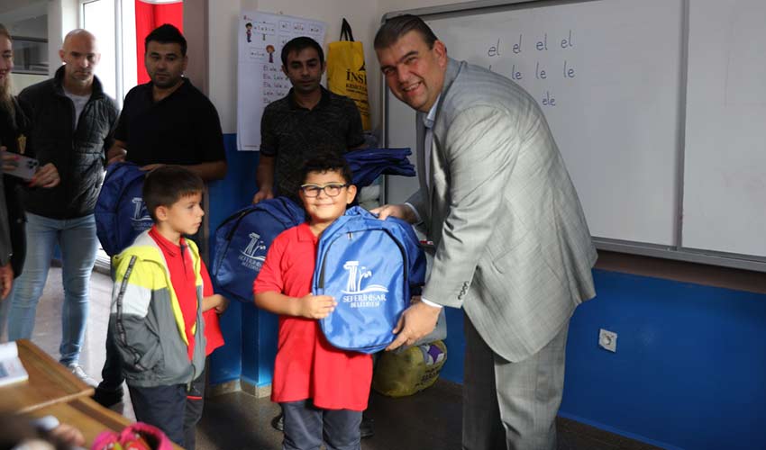 Seferihisar'dan çocuklara kırtasiye desteği