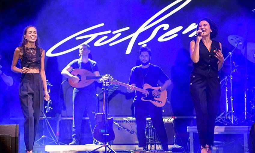 Binlerce İzmirli Gülşen’in şarkılarını söyledi