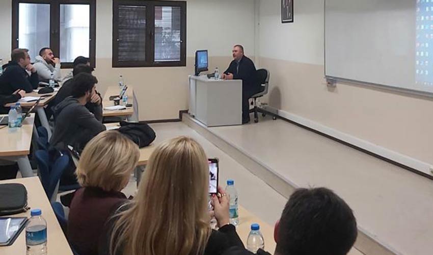 Hem burs verdi hem ders anlattı