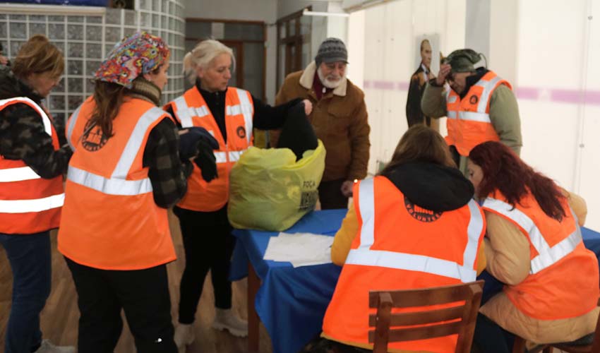Foça depremzedelere yardım için kilitlendi