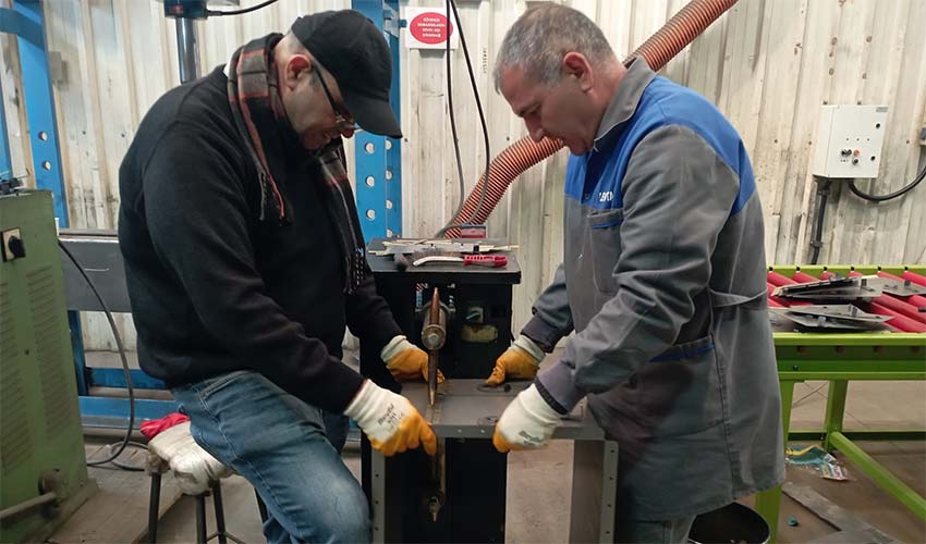 Depremzedelere Çadır İçi Soba Üretiyor