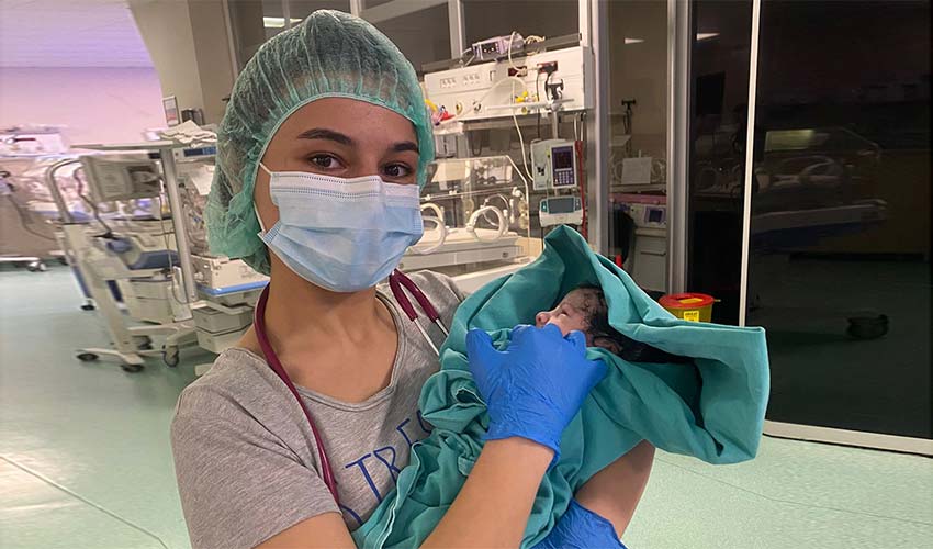 Depremzede aile bebeklerine İzmirli doktorun adını verdi