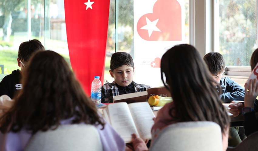 Bayraklı’nın kitap kafelerine öğrenci akını!