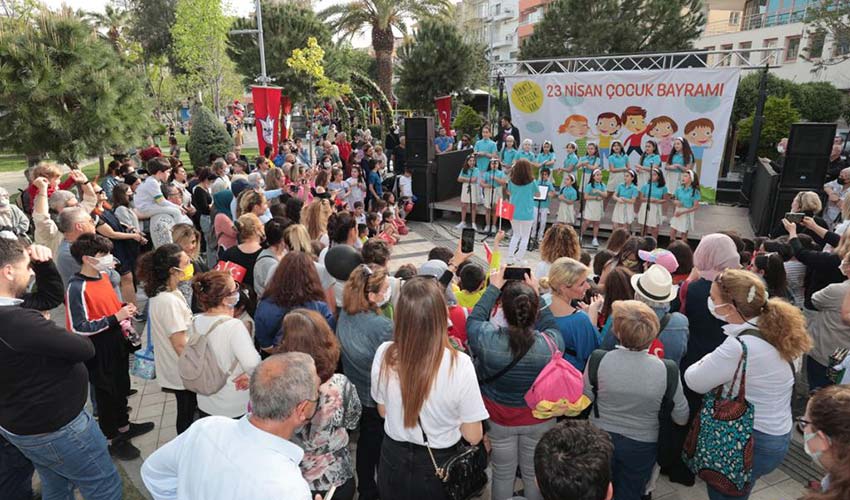 Konak’ın parklarında 23 Nisan coşkusu