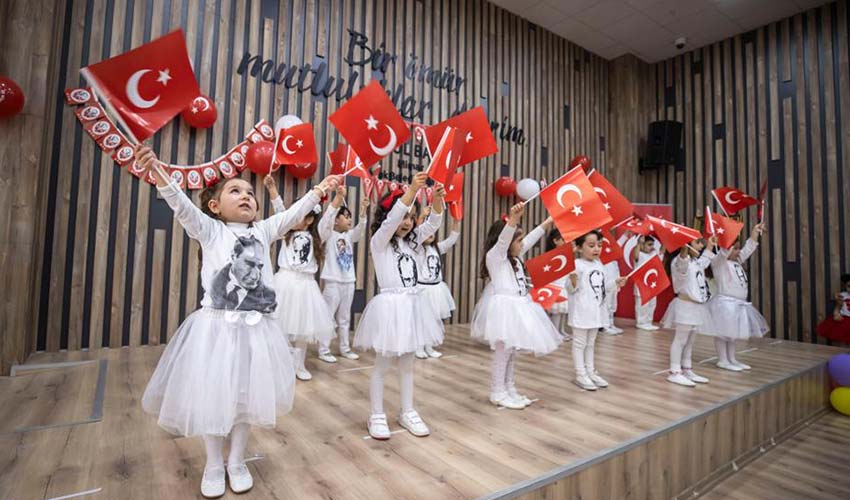 Konaklı miniklerden gururlandıran 23 Nisan kutlaması